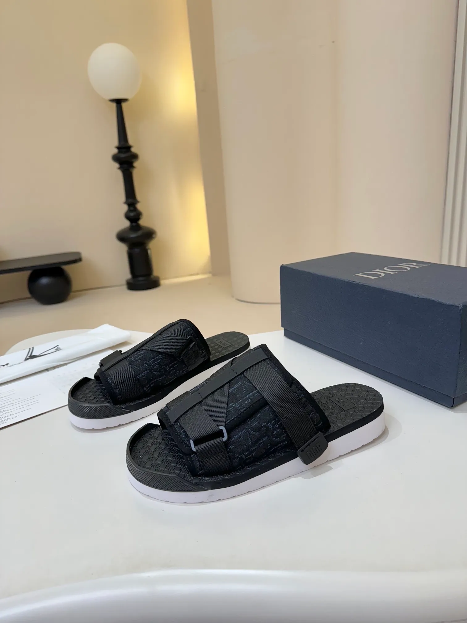 [Dior] P: 300💰 -Size: 38-46 Dior Dior D’s classic men’s slippers, high-end boutique, original material, pure cotton printed canvas upper, fine workmanship, super soft sole, casual, loose and comfortable, a must-have in summer!